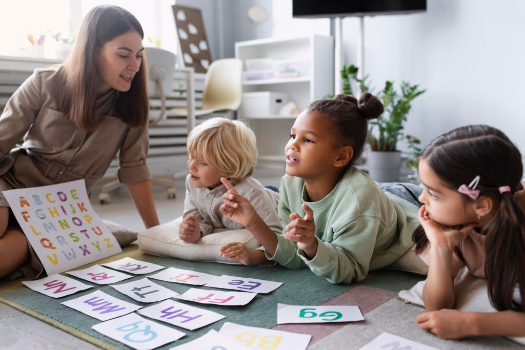 young-woman-doing-speech-therapy-with-children_23-2149110284